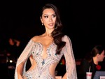 Siêu mẫu Hà Anh lội nước bì bõm ở Bangkok khi đi chấm thi nam vương