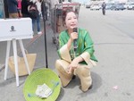 Danh hài Thúy Nga ôm loa hát rong giữa chợ tại Mỹ gây chú ý