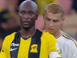 Ronaldo cũng phải bật cười với hành động của chính mình