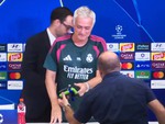 Mourinho nhận quà lạ từ chuyện của 16 năm trước