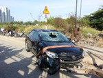 Trượt vũng bùn, xe biển số xanh "bay" từ trên cầu xuống đất