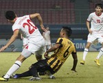 Cầu thủ U-19 Malaysia khiến đồng nghiệp gãy gập chân