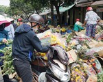 Vỡ trận, chợ hoa sỉ lớn nhất Sài Gòn thành núi rác chiều 30 Tết
