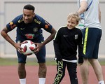 Neymar chỉ con chơi banh trên sân tập World Cup