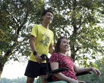 Chàng trai đẩy theo mẹ ngồi xe lăn chạy Marathon trong Revive Marathon Xuyên Việt