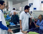 Nam bác sĩ mua hoa tặng nữ bệnh nhân ung thư ngày 8-3