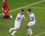 VAR "hỗ trợ" Messi ghi bàn giúp Argentina sống còn