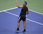 Thắng nghẹt thở Medvedev, Nadal chỉ còn kém Federer...