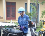 Được tặng tôn lợp lại nhà sau bão, người dân Quảng Nam mừng rơi nước mắt