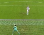 Cầu thủ sút panenka nhẹ hều bị thủ môn bắt bài