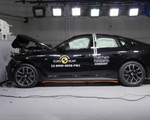 Sedan điện mới BMW i4 gây thất vọng về độ an toàn