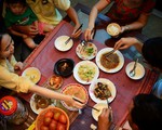 ​Khi ăn đừng gắp cho người