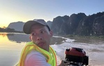 Lời kể của vợ chồng trẻ suốt đêm chạy xuồng máy dò từng nhà cứu người trong biển nước
