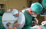 Vòi xịt nước áp lực cao phun trúng cổ trong lúc rửa sân khiến cụ ông nguy kịch