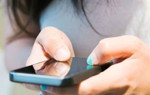 Mải chơi game, xem điện thoại, hay dùng đồ ăn nhanh... khiến nhiều người trẻ mắc bệnh trĩ