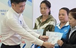 Niềm vui của hơn 300 phụ nữ khó khăn được tặng thẻ BHYT ở TP.HCM
