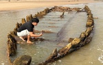 Xác tàu cổ Hội An bất ngờ xuất hiện rồi mất dấu trên bãi cát