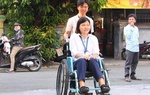 Tình bạn đẹp bên chiếc xe lăn gây xúc động mùa thi tốt nghiệp THPT 2025