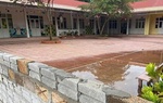 Một hộ dân xây tường dài 25m giữa sân trường mầm non vì 11 năm chưa được cấp đổi đất