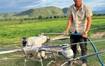 'Người hùng' kể lại giây phút căng thẳng khi giải cứu 2 em nhỏ giữa dòng nước xiết bằng máy bay phun thuốc sâu