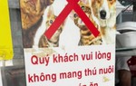 Tranh cãi việc cấm khách dẫn chó mèo vào quán ăn ở TP.HCM