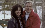 Ghislaine Maxwell bất ngờ bảo vệ ông Trump trong vụ hồ sơ Epstein ấu dâm