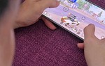 Trẻ em 'nghiện' điện thoại - Kỳ 2: Cản con xem điện thoại nhưng cha mẹ là 'ma mạng'