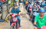 Cảnh sát giao thông tăng cường xử lý tình trạng xe máy nối đuôi chạy lên vỉa hè ở TP.HCM