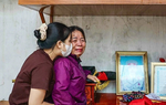 Chồng vừa qua đời, người đàn bà làng chài lại bất lực nhìn mái nhà bị bão cuốn phăng