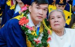 Nghẹn lòng bức tâm thư của tân khoa ngành dược cõng mẹ lên nhận bằng đại học