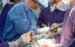 Hai cha con bác sĩ cùng thực hiện một ca mổ đặc biệt
