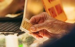 Giá vàng thế giới giảm sâu nhất trong nhiều thập kỷ, chuyên gia cảnh báo còn lao dốc