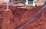 Ban quản lý dự án nói về vụ làm đường khiến nhà dân cheo leo ở Đồng Nai
