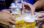 Từ 15-5, uống rượu bia trong giờ làm việc và bán cho người dưới 18 tuổi có thể bị phạt đến 3 triệu đồng