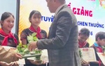 Trường trao thưởng cho học sinh bằng cây sâm Ngọc Linh giống, thầy hiệu trưởng nói gì?