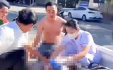 Nghẹt thở khoảnh khắc nhân viên y tế ép tim cứu người đuối nước trên thùng xe cảnh sát