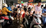 Thêm một buổi tối người dân TP.HCM rồng rắn lội nước dắt xe về nhà