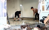 Người dân trên đường Phan Huy Ích tất bật dọn nhà sau trận ngập tối 30-9