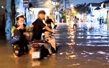 Video hàng trăm hộ dân Thủ Đức chạy ngập trong đêm, nhiều người phải tá túc ở khách sạn