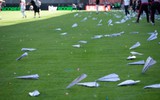 Trận đấu ở La Liga bị hủy vì... máy bay giấy