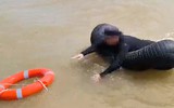 Người đàn ông bị sóng cuốn xa bờ khi đang thả lưới trên biển Nhật Lệ