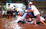 Người dân TP.HCM dậy từ 4 giờ sáng tát nước chống triều cường
