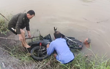 Phát hiện xe máy dưới mương nước ven đường, công an tìm người liên quan