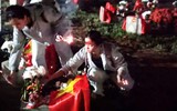 Nữ sinh sáng bận học, tối đến Nghĩa trang liệt sĩ TP.HCM dâng hương viếng các anh