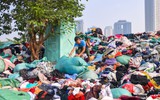 Thu gom 300 tấn quần áo cũ chất đống ở Hà Nội để đưa đi xử lý 