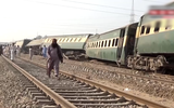 Tai nạn đường sắt ở Pakistan: 14 toa tàu trật bánh, hàng chục người thương vong