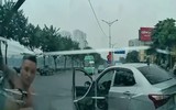 Tạm giữ người đàn ông chặn đầu ô tô rồi dùng thanh sắt đập kính xe