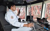 Bên trong buồng lái tàu lai dắt vòm thép cầu đi bộ 3.400 tấn về Bến Bạch Đằng