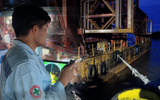 Đoàn lai dắt vòm thép cầu đi bộ sông Sài Gòn dừng nghỉ tại cầu phao ở Cần Giờ 