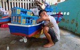 Ngư dân 18 tuổi chế tạo mô hình tàu cá sống động như thật